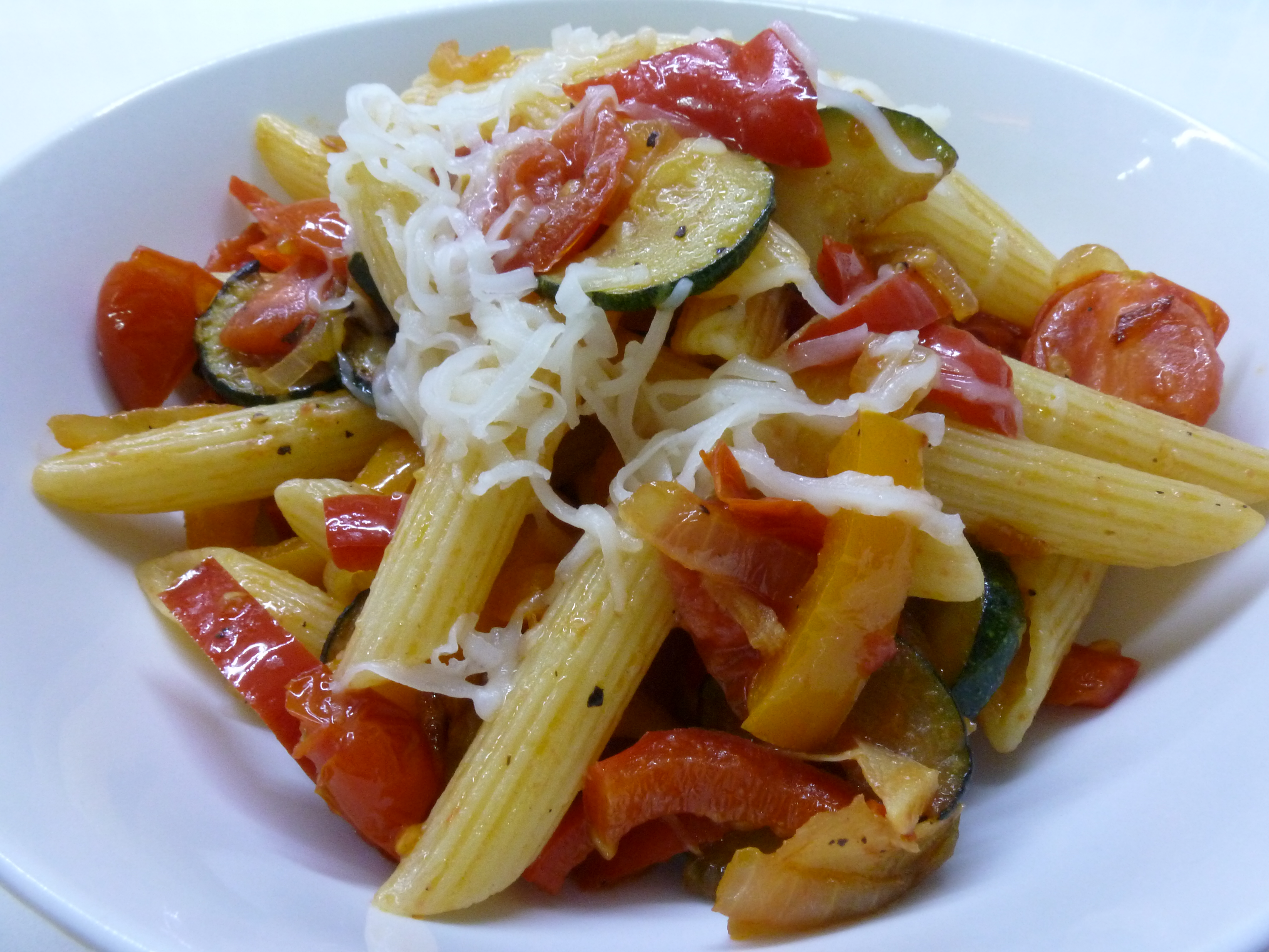 Паста с овощами на сковороде. Макароны с овощами. Спагетти с овощами. Гарнир макароны с овощами. Вермишель с овощами.