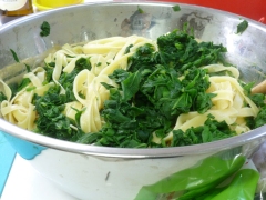 Mix the spinach with the pasta and eggs